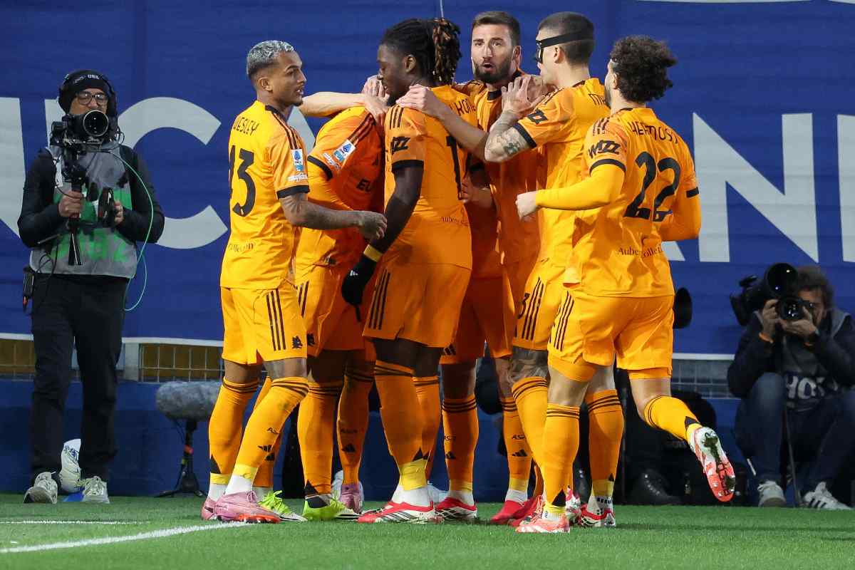 I giocatori della Roma festeggiano dopo il gol di Malen