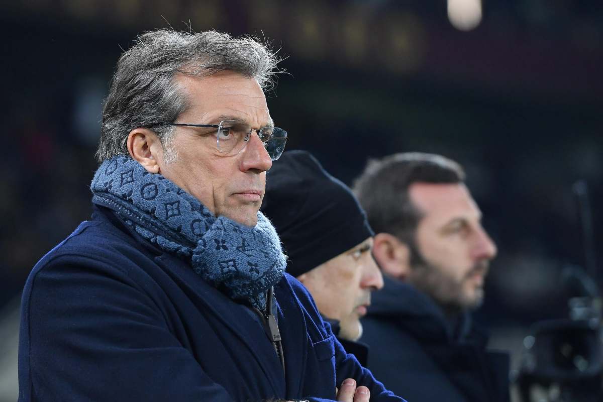 Cristiano Giuntoli segue la partita a bordo campo