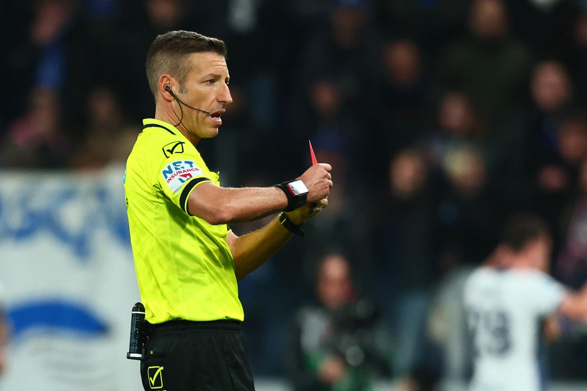 Davide Massa estrae un cartellino