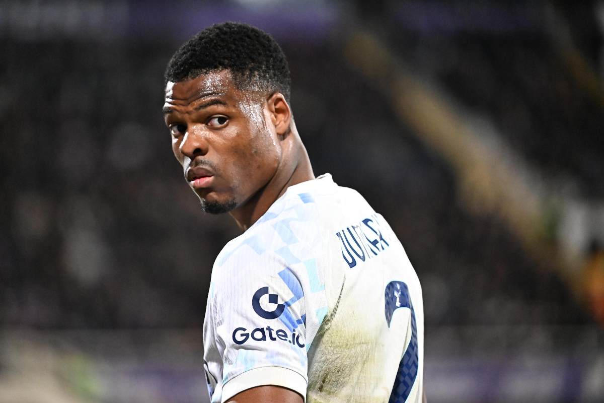 Denzel Dumfries si guarda le spalle