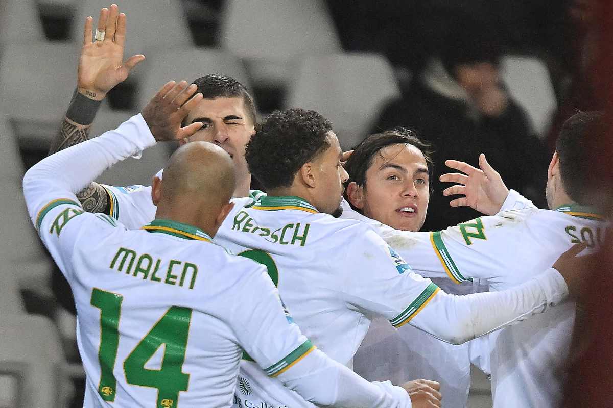 Dybala festeggia insieme ai compagni