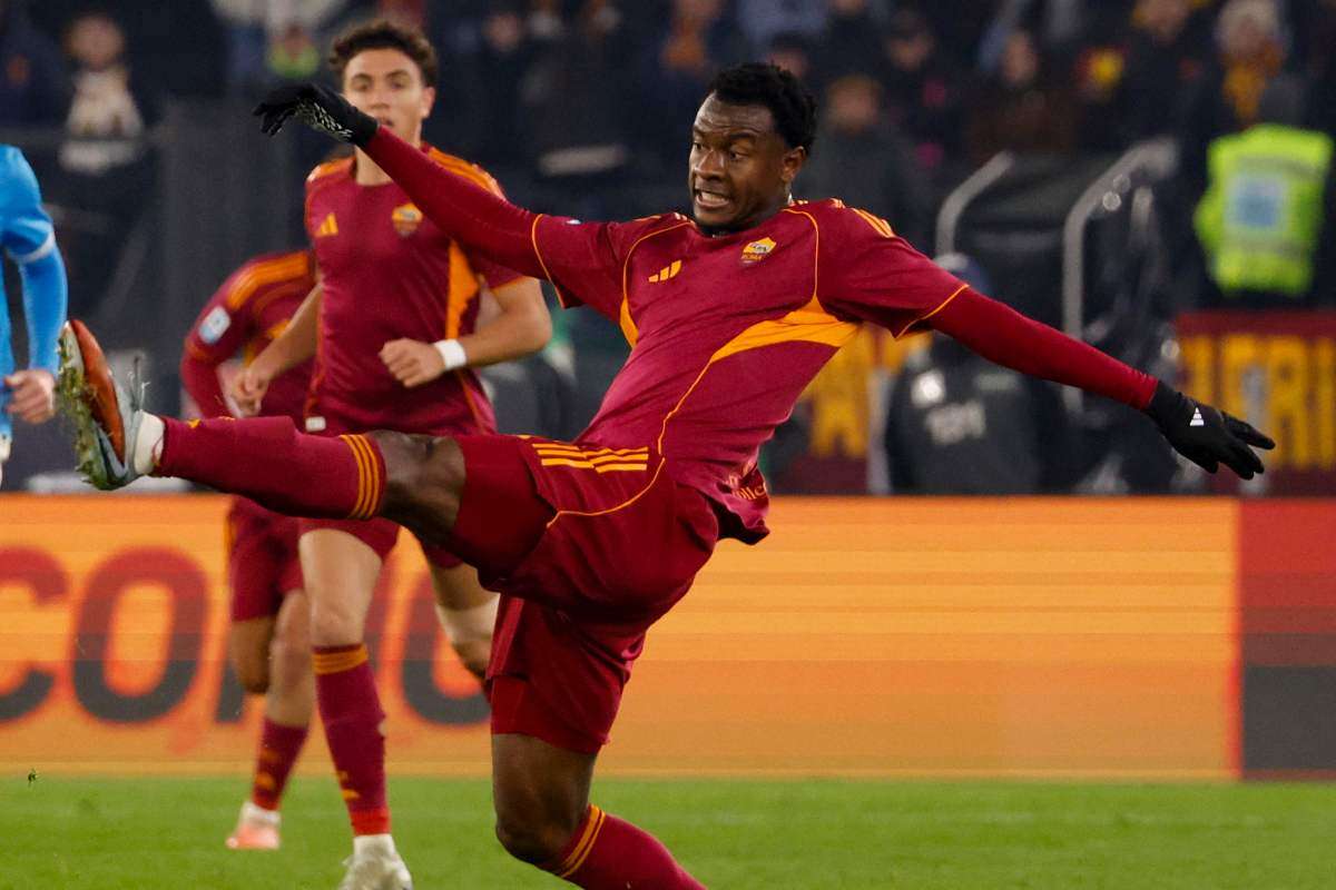 Evan Ndicka in azione con la maglia della Roma