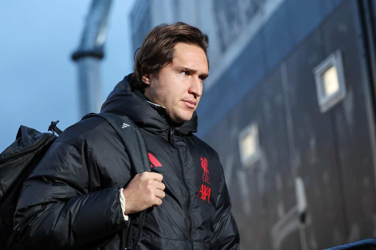 Federico Chiesa prima di imboccare l'ingresso del tunnel