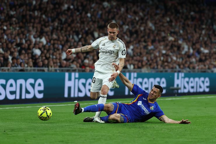 Mastantuono contrastato da un avversario