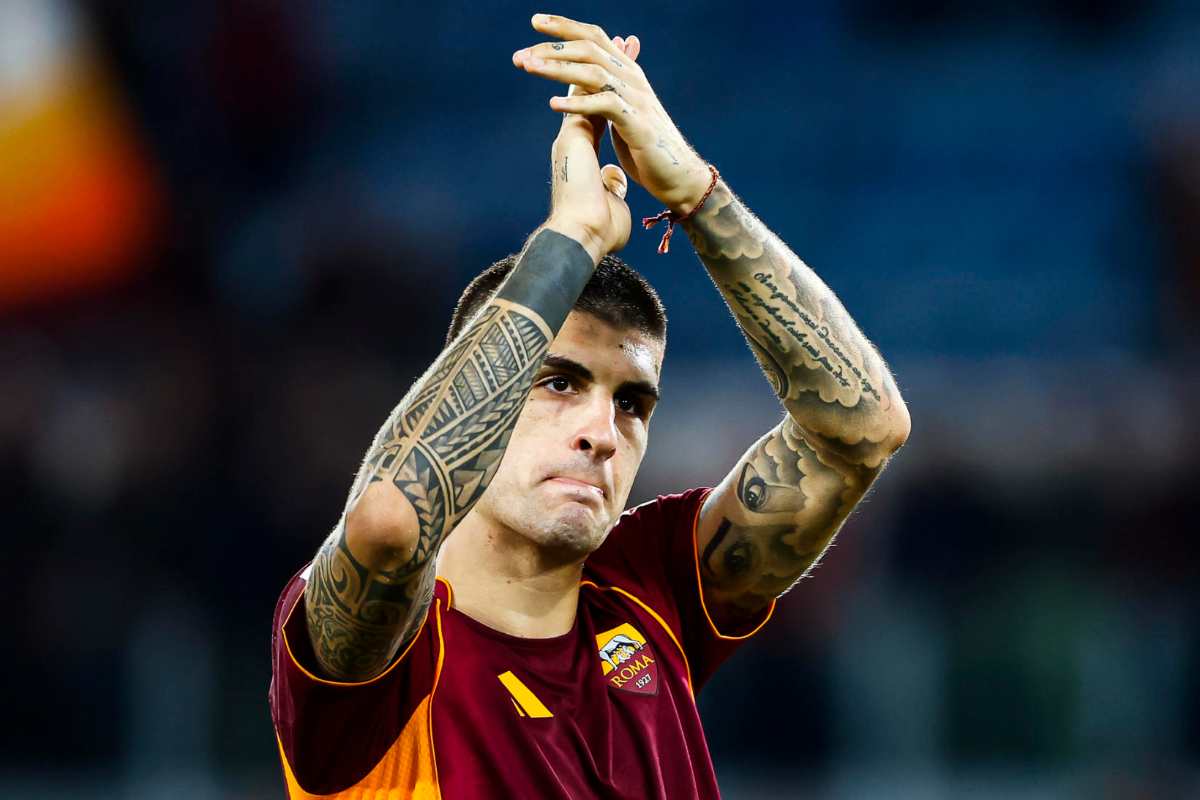 Gianluca Mancini applaude i tifosi