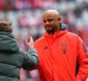 Kompany stringe la mano ad un suo collaboratore