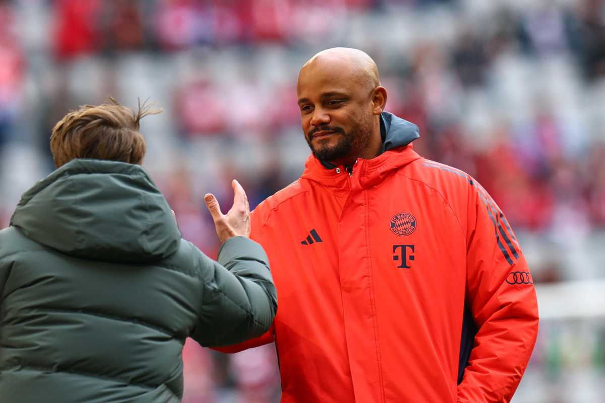 Kompany stringe la mano ad un suo collaboratore