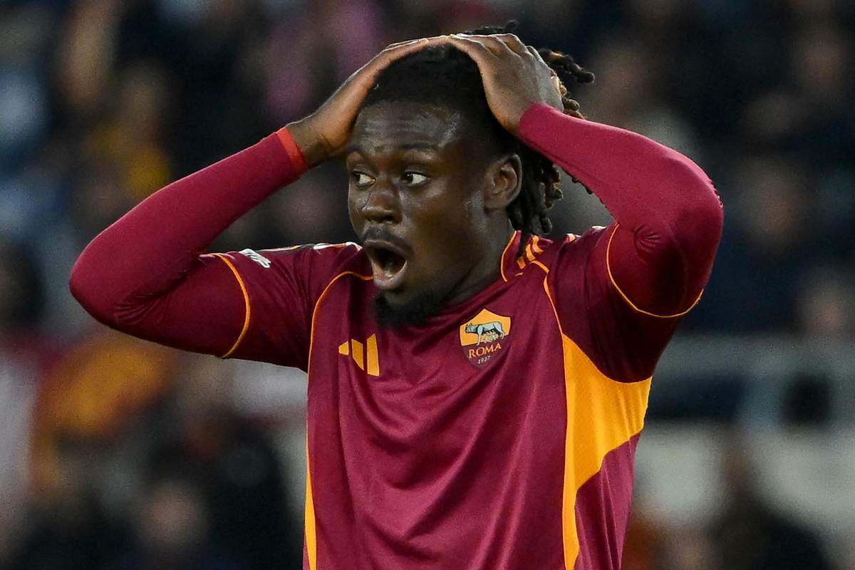 Manu Koné si dispera in campo