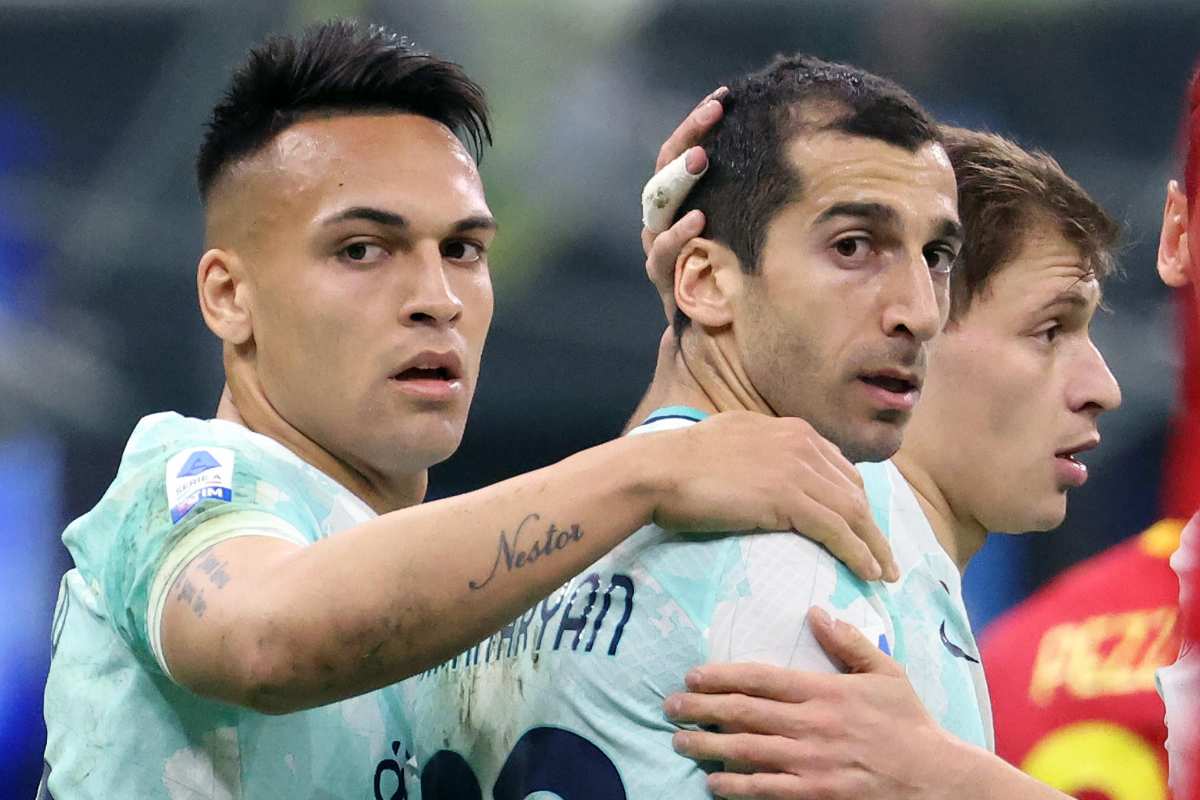 Lautaro e Mkhitaryan guardano gli arbitri