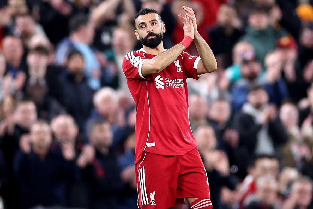 Momo Salah applaude i tifosi