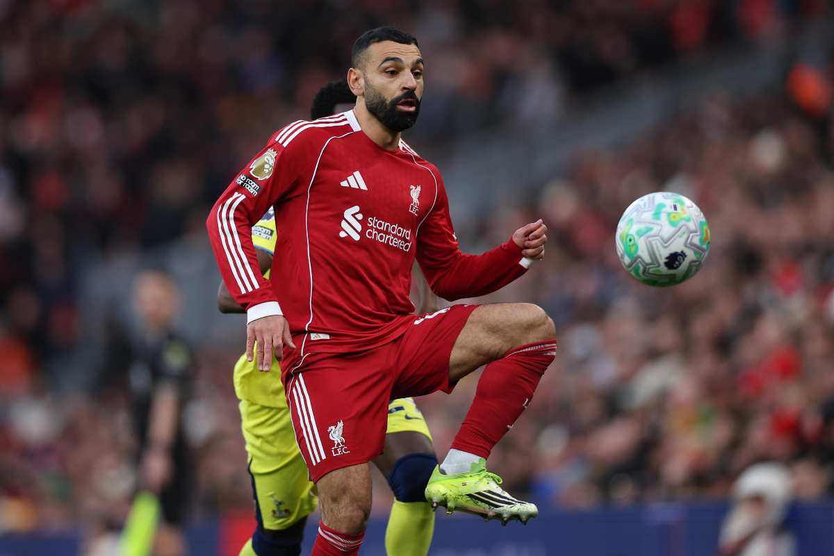 Momo Salah controlla la palla con la maglia del Liverpool