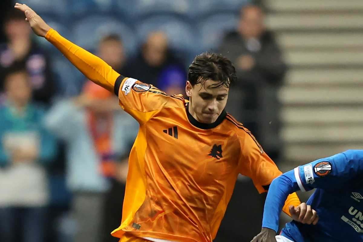 Niccolò Pisilli in azione con la maglia arancione della Roma