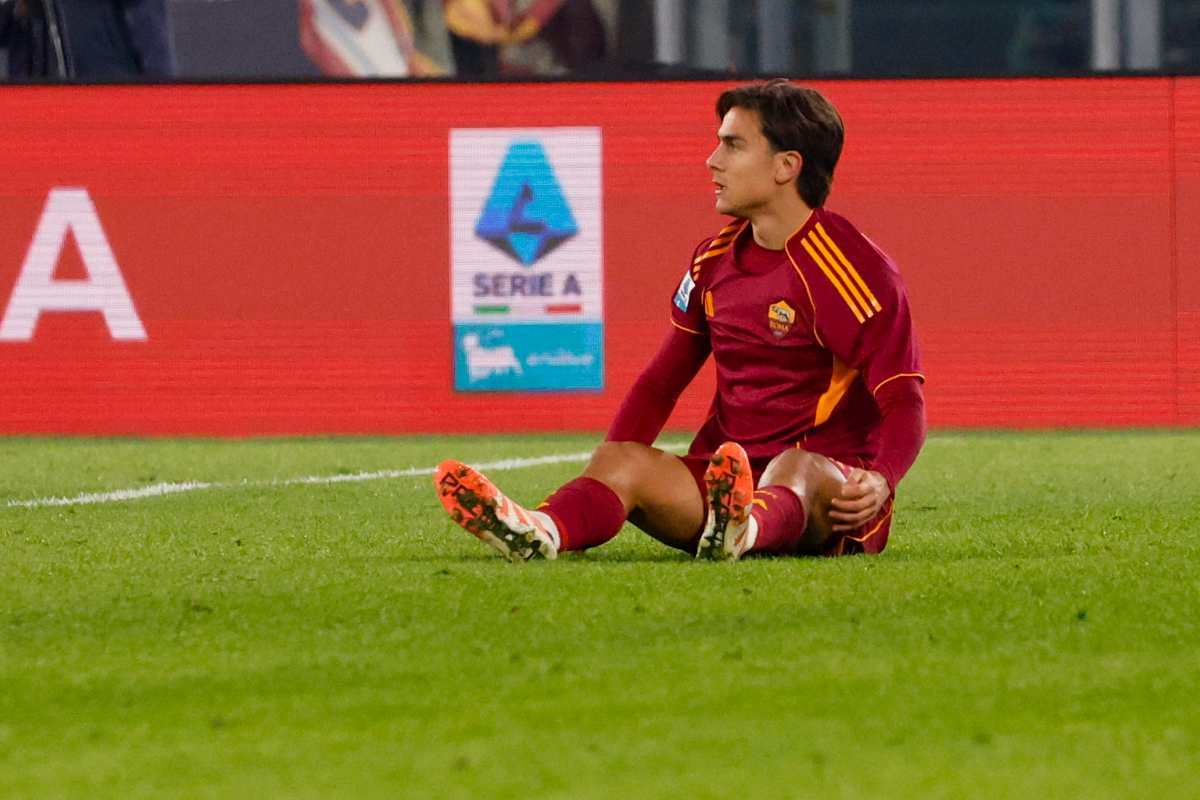 Paulo Dybala a terra sconsolato