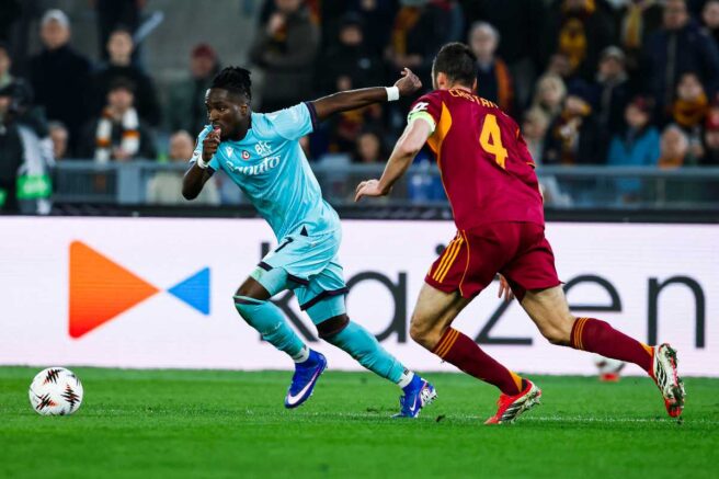 Rowe sfugge a Cristante durante Roma-Bologna