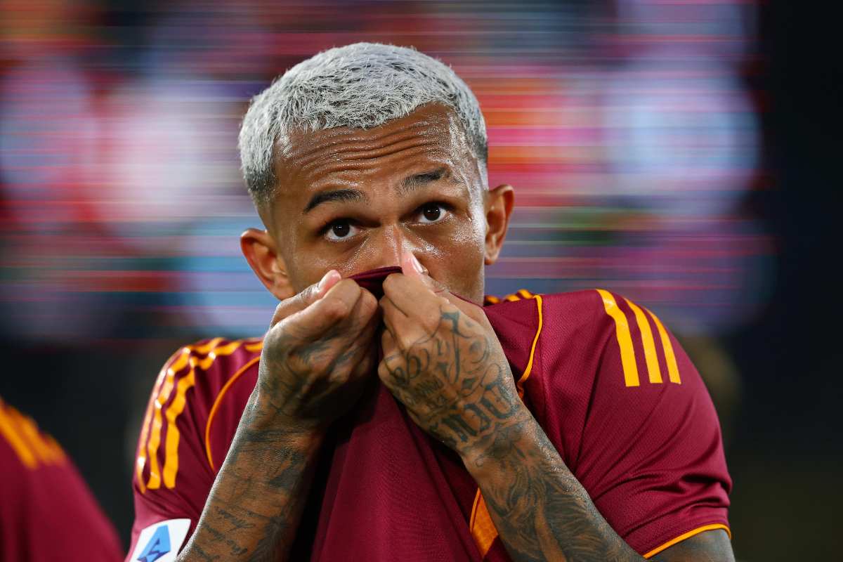 Wesley bacia la maglia della Roma