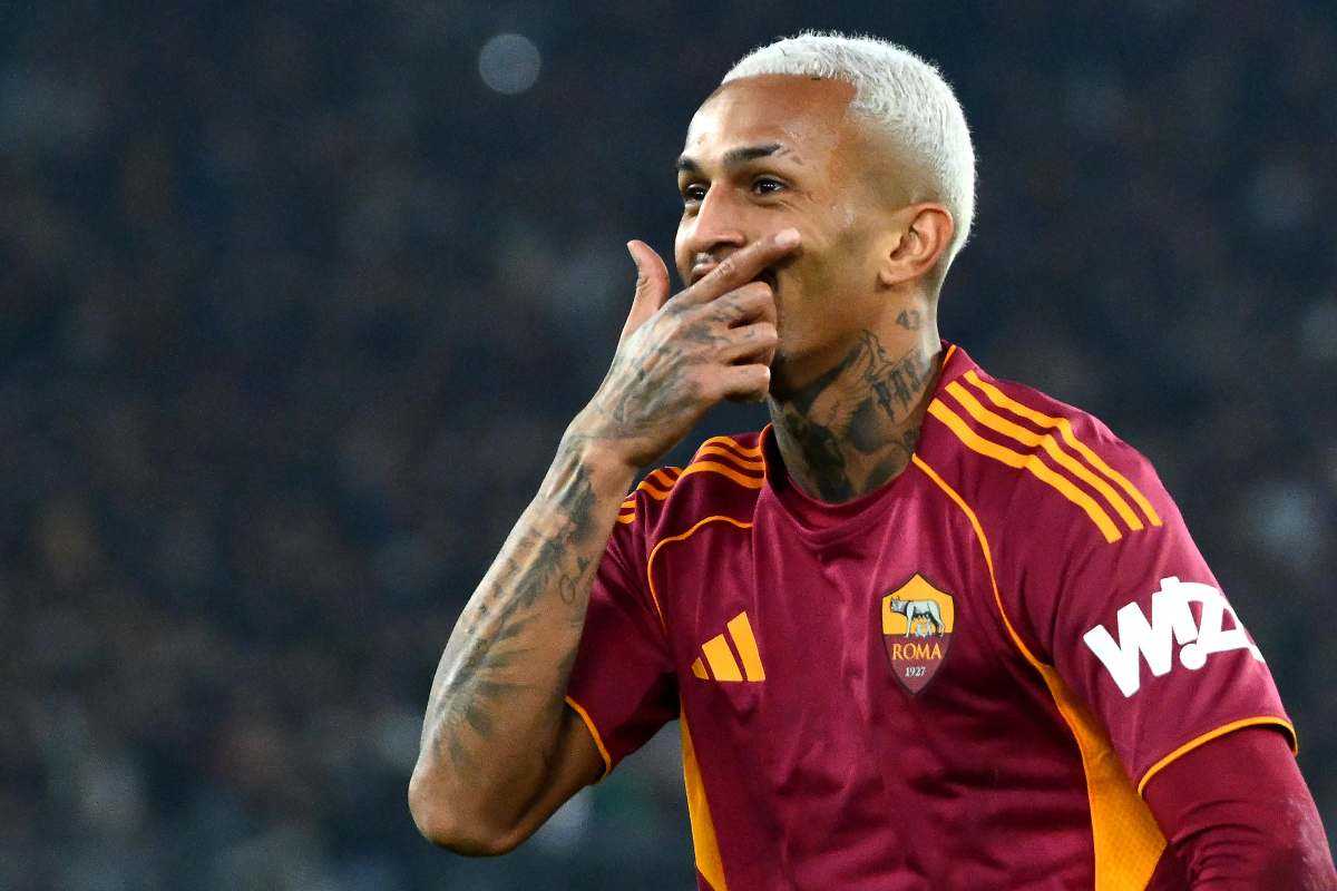 Wesley esulta dopo un gol con la Roma