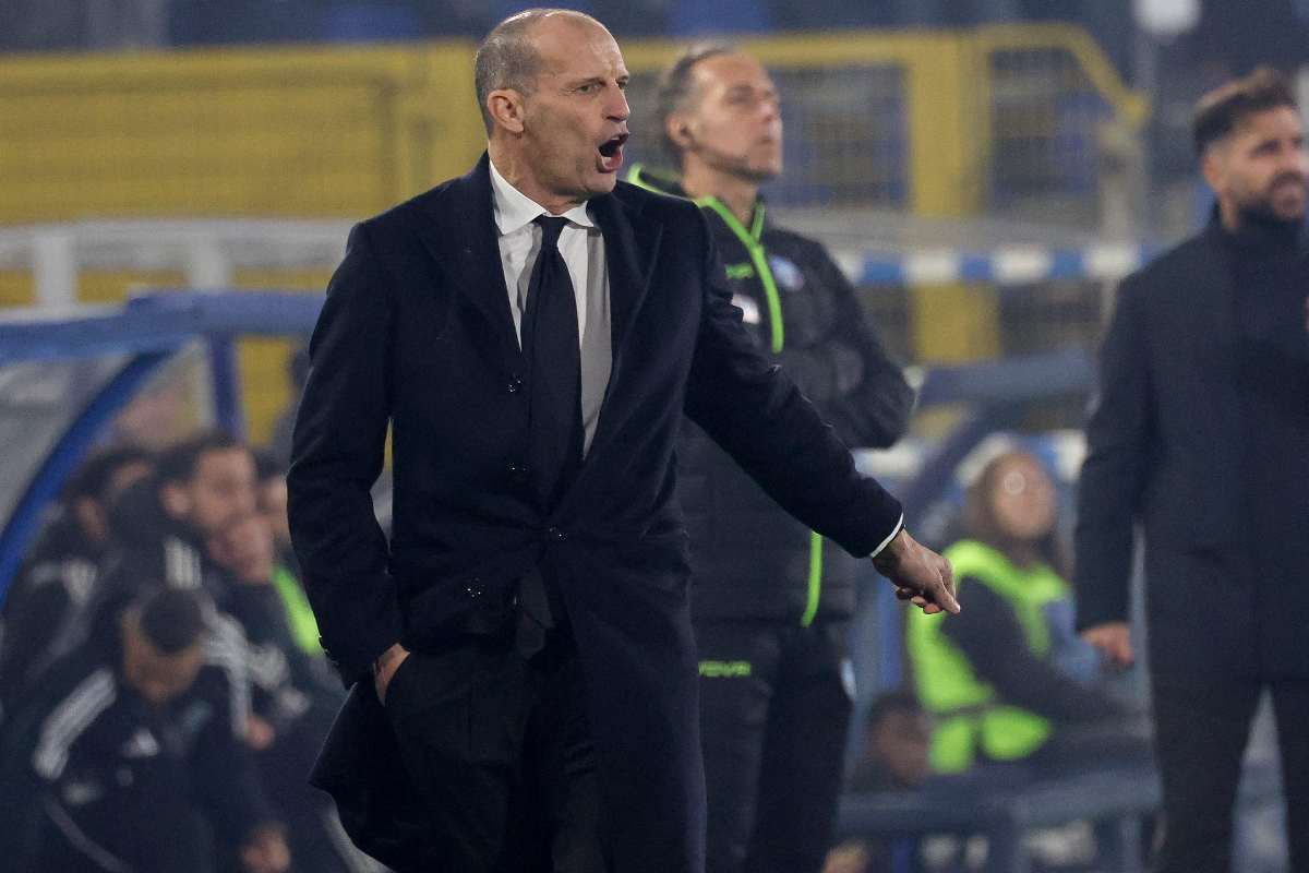 Allegri e Fabregas sullo sfondo durante Como-Milan