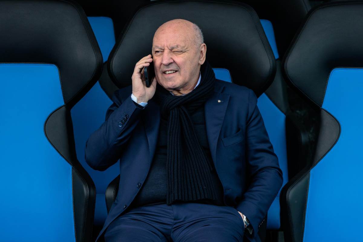 Beppe Marotta parla al telefono