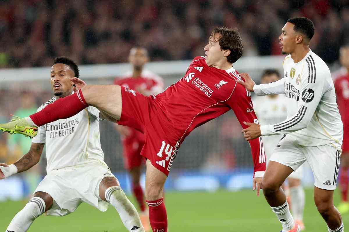 Federico Chiesa prova ad agganciare un pallone vagante