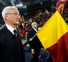 Claudio Ranieri e la bandiera della Roma sullo sfondo
