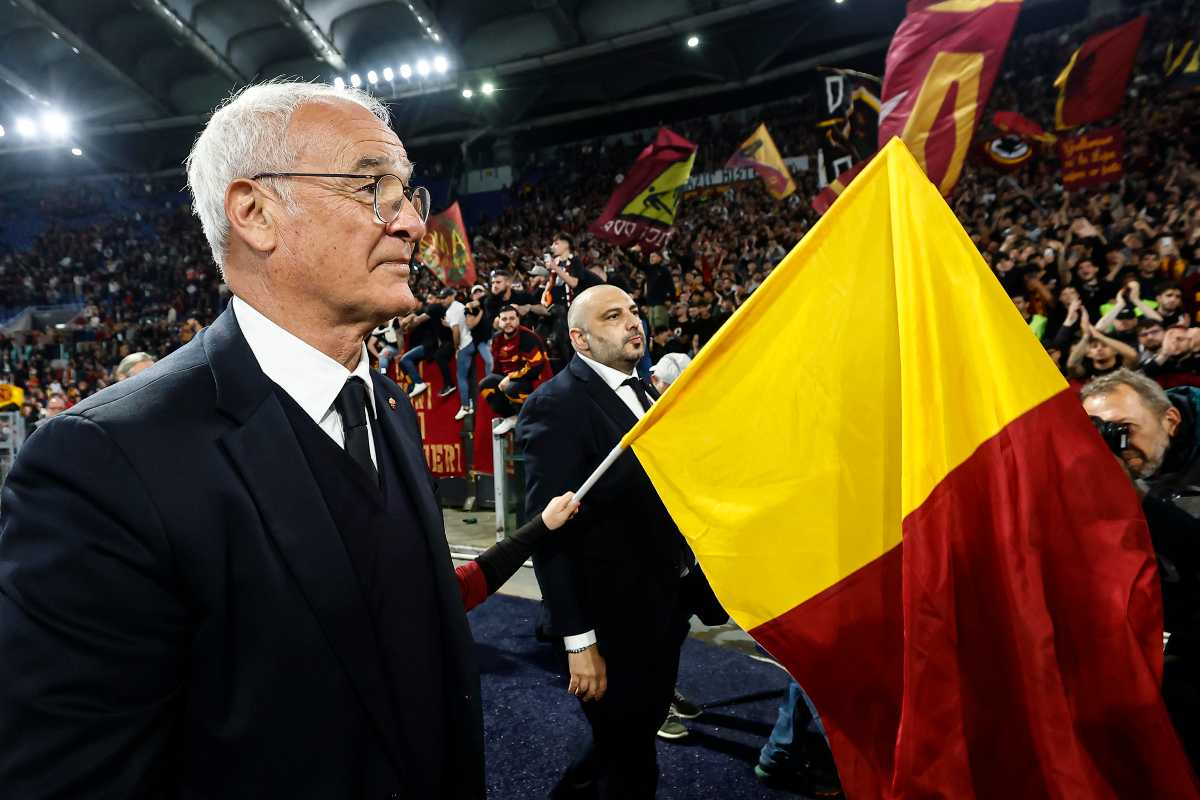 Claudio Ranieri e la bandiera della Roma sullo sfondo