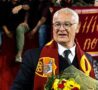 Claudio Ranieri saluta i tifosi con la sciarpa della Roma