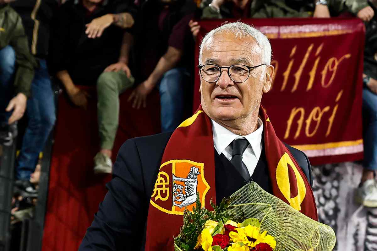 Claudio Ranieri saluta i tifosi con la sciarpa della Roma