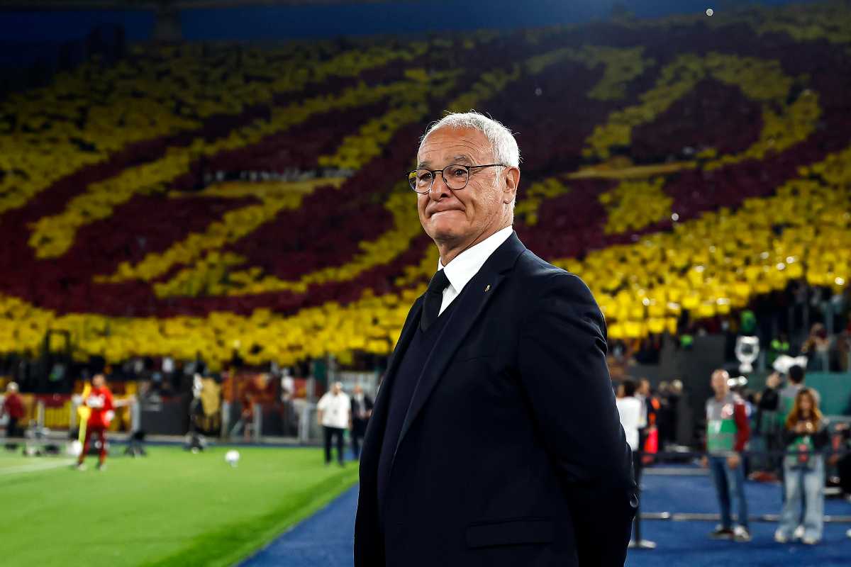 Claudio Ranieri con la Curva Sud sullo sfondo