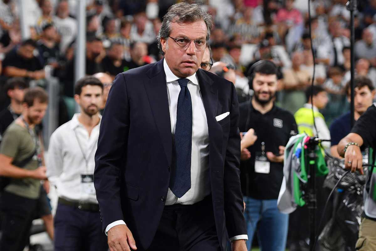 Cristiano Giuntoli osserva il gioco a bordo campo