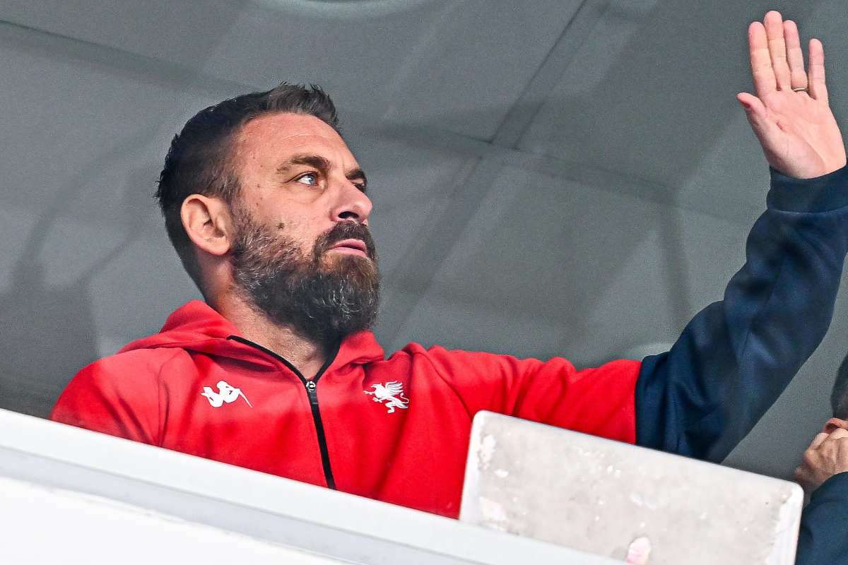 Daniele De Rossi saluta i tifosi