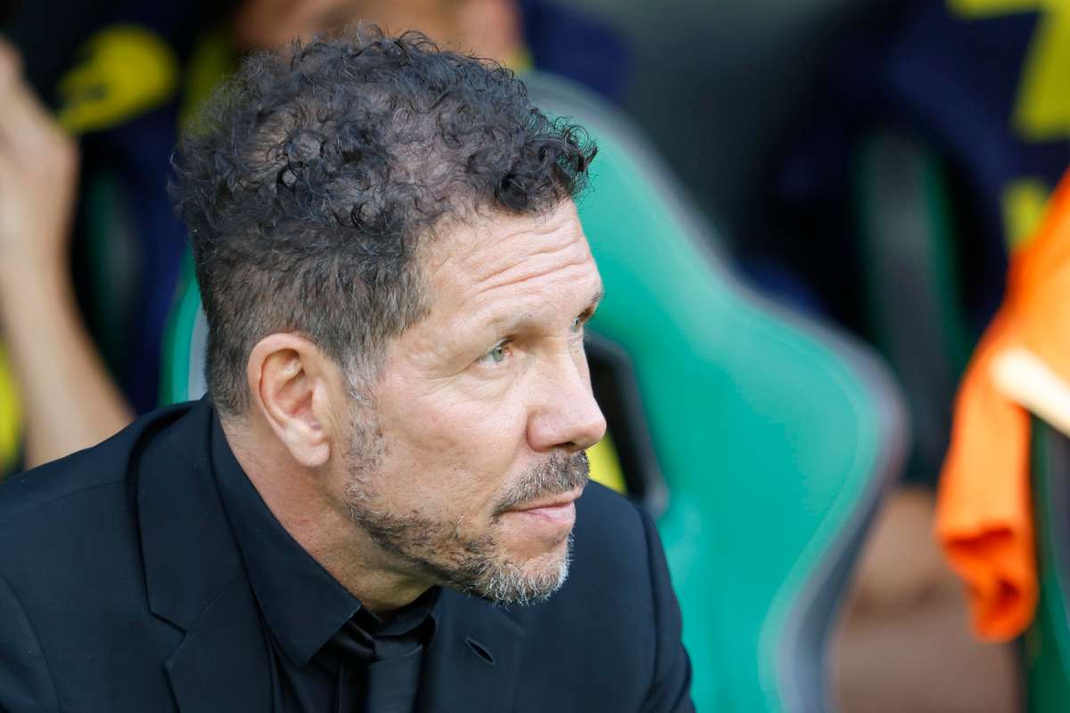 Diego Simeone osserva la partita