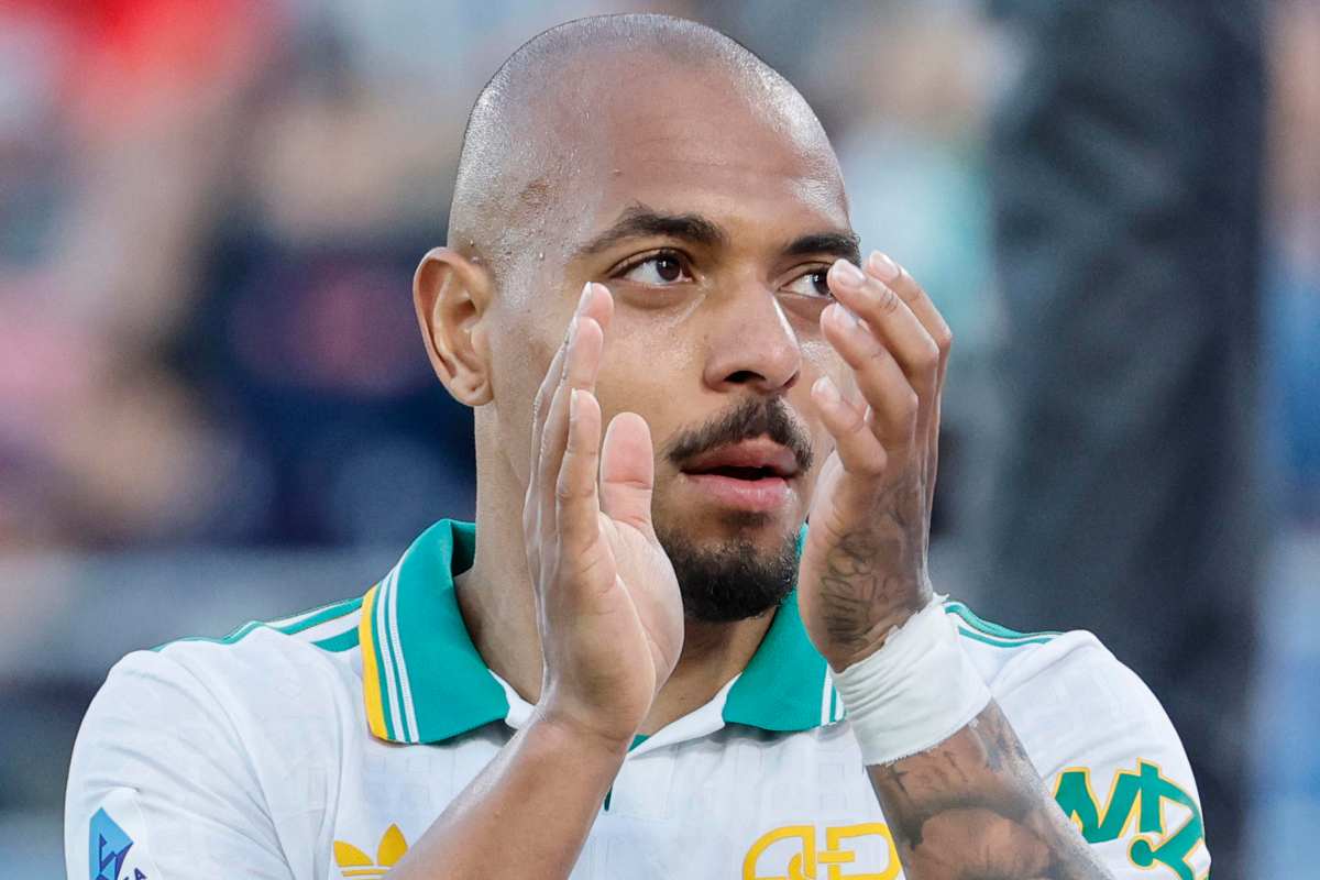 Donyell Malen applaude con la maglia della Roma