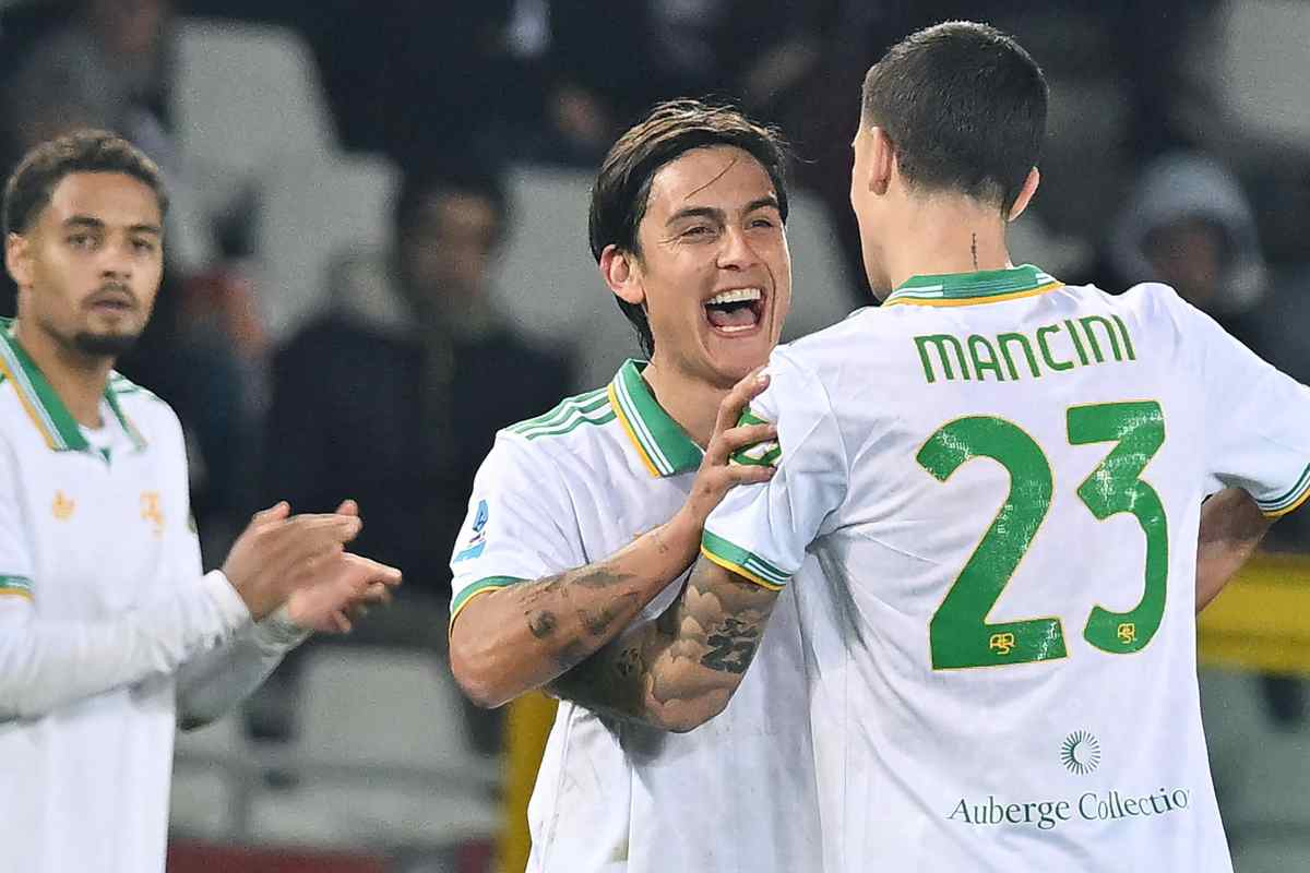 Dybala e Mancini esultano dopo il gol al Torino
