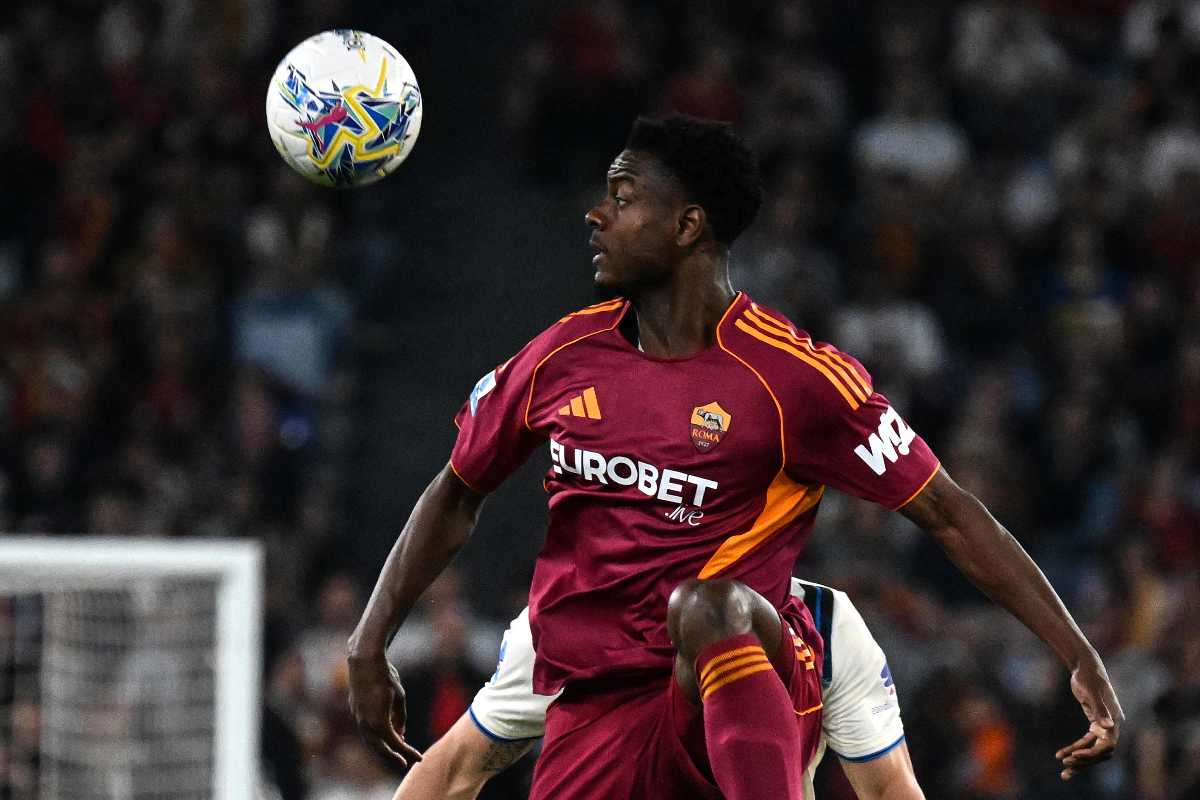 Evan Ndicka in azione con la maglia della Roma
