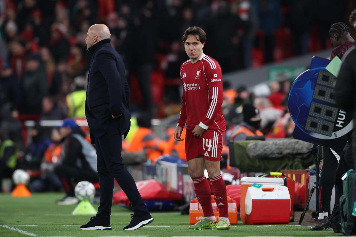 Federico Chiesa a bordo campo in attesa di entrare