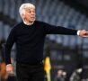 Gian Piero Gasperini dà indicazioni in panchina