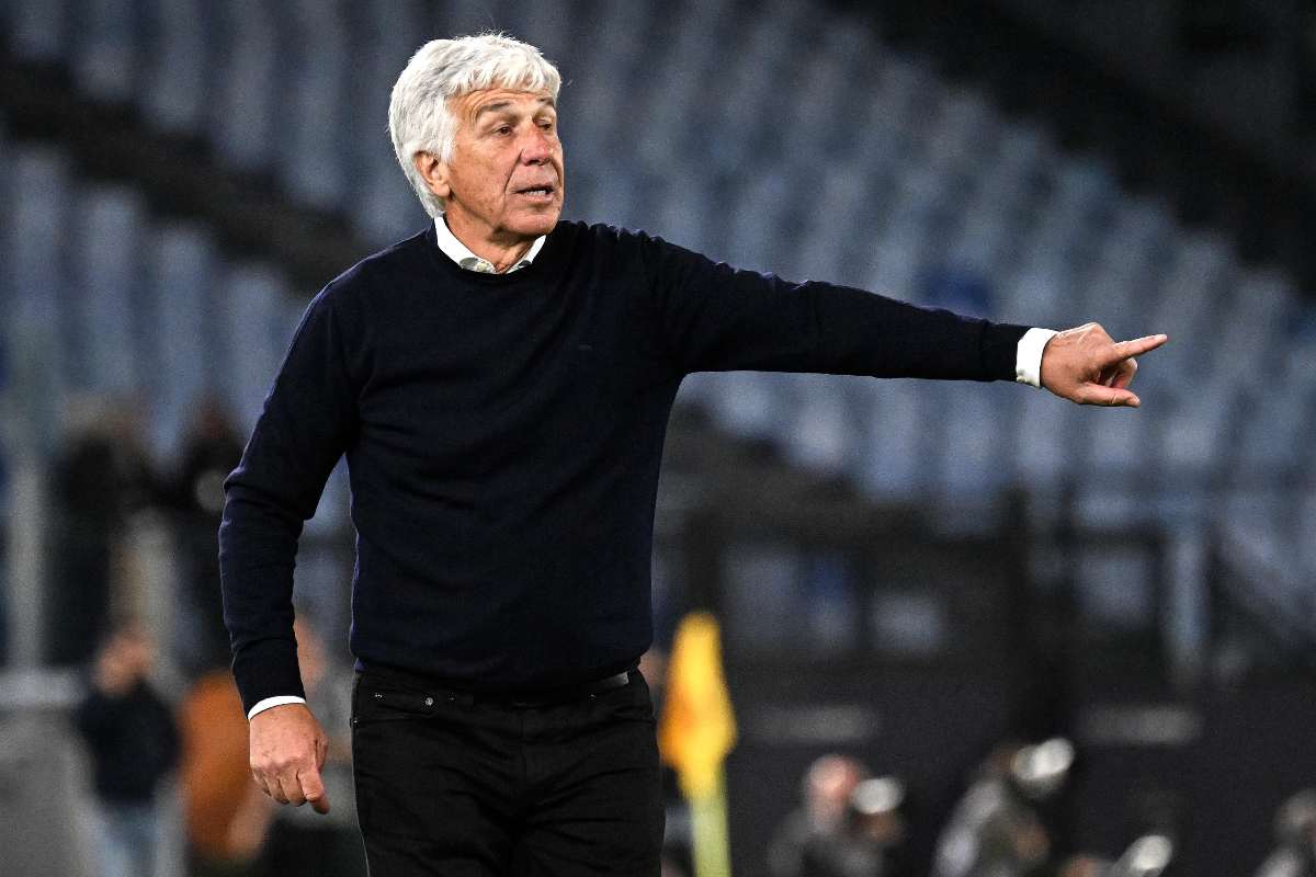 Gian Piero Gasperini dà indicazioni in panchina