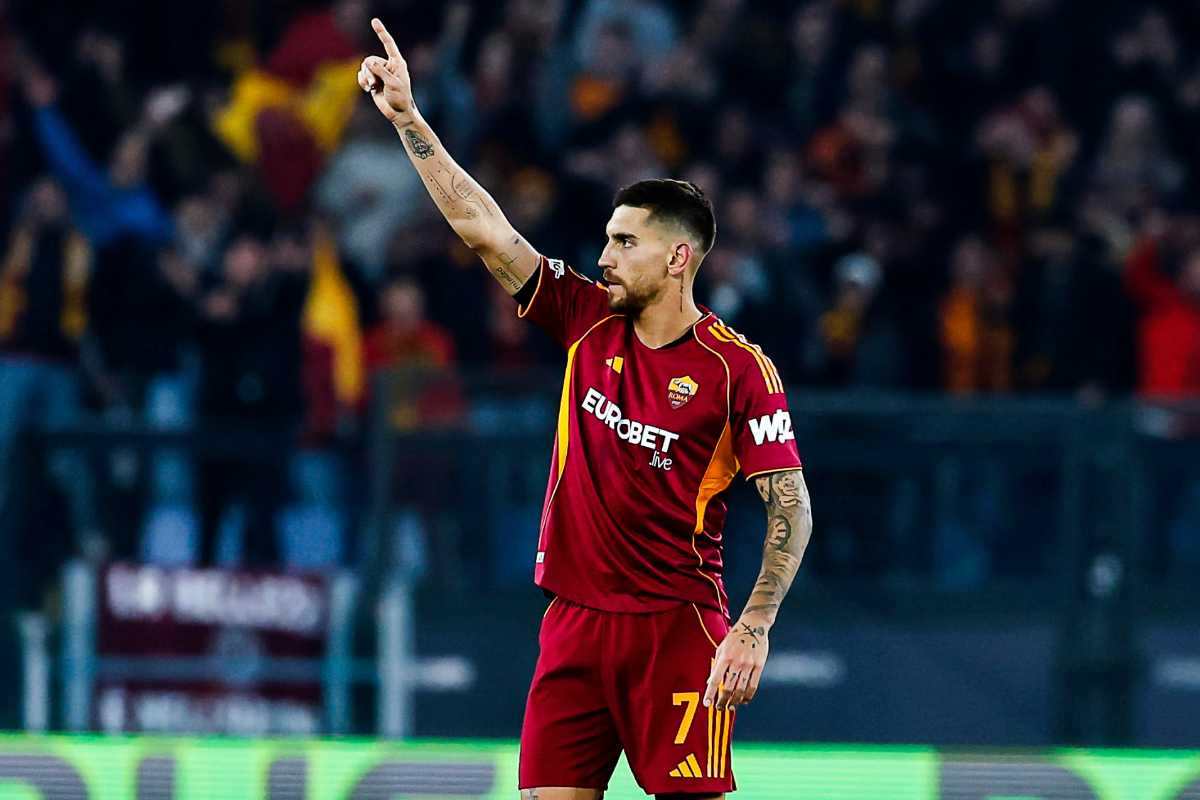 Lorenzo Pellegrini saluta i tifosi