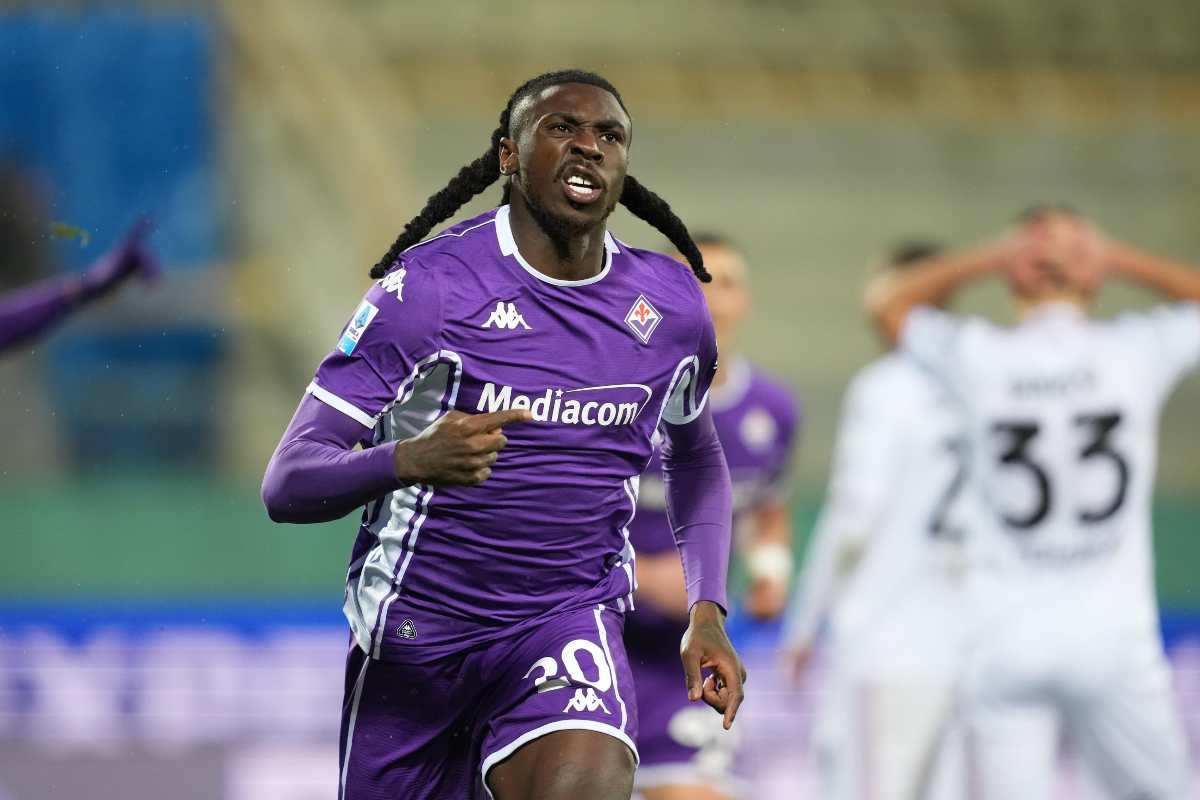 Moise Kean esulta dopo un gol con la Fiorentina