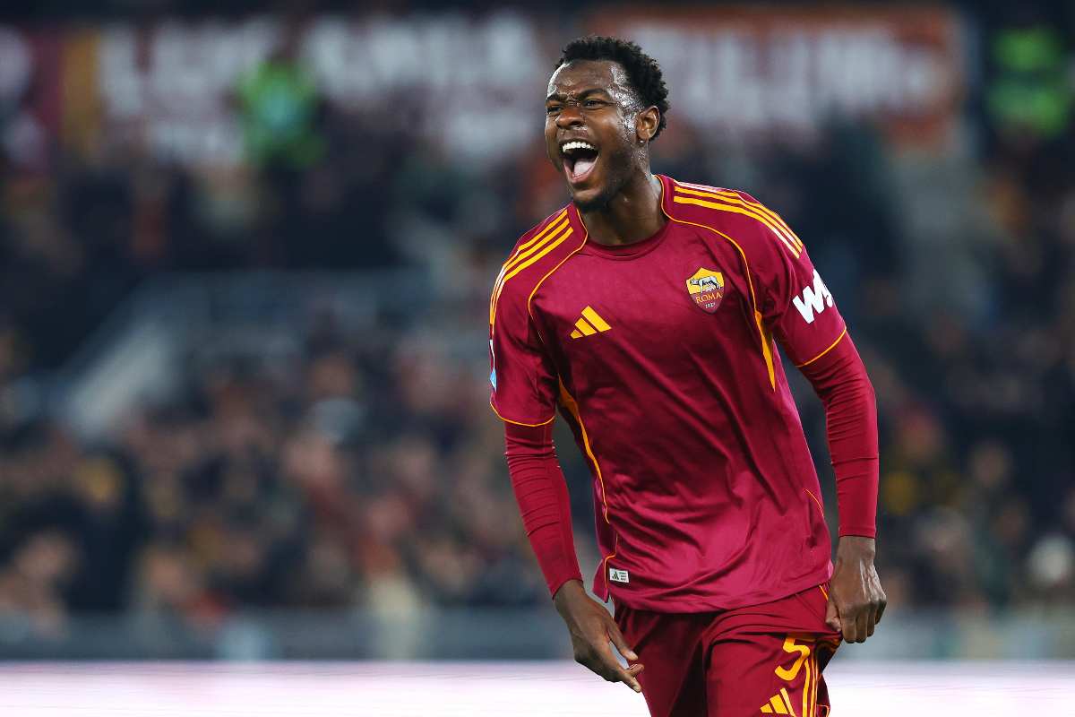 Evan Ndicka esulta dopo un gol con la Roma