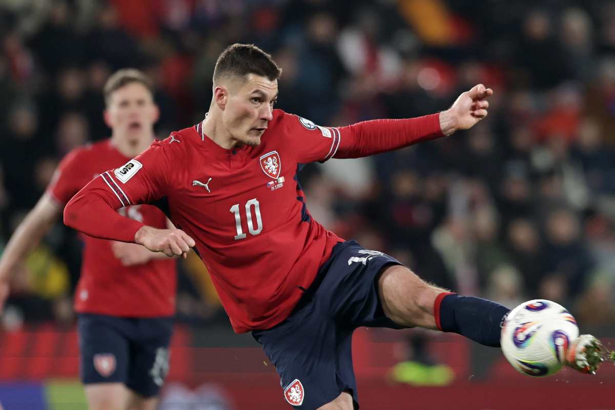 Patrik Schick calcia al volo di sinistro