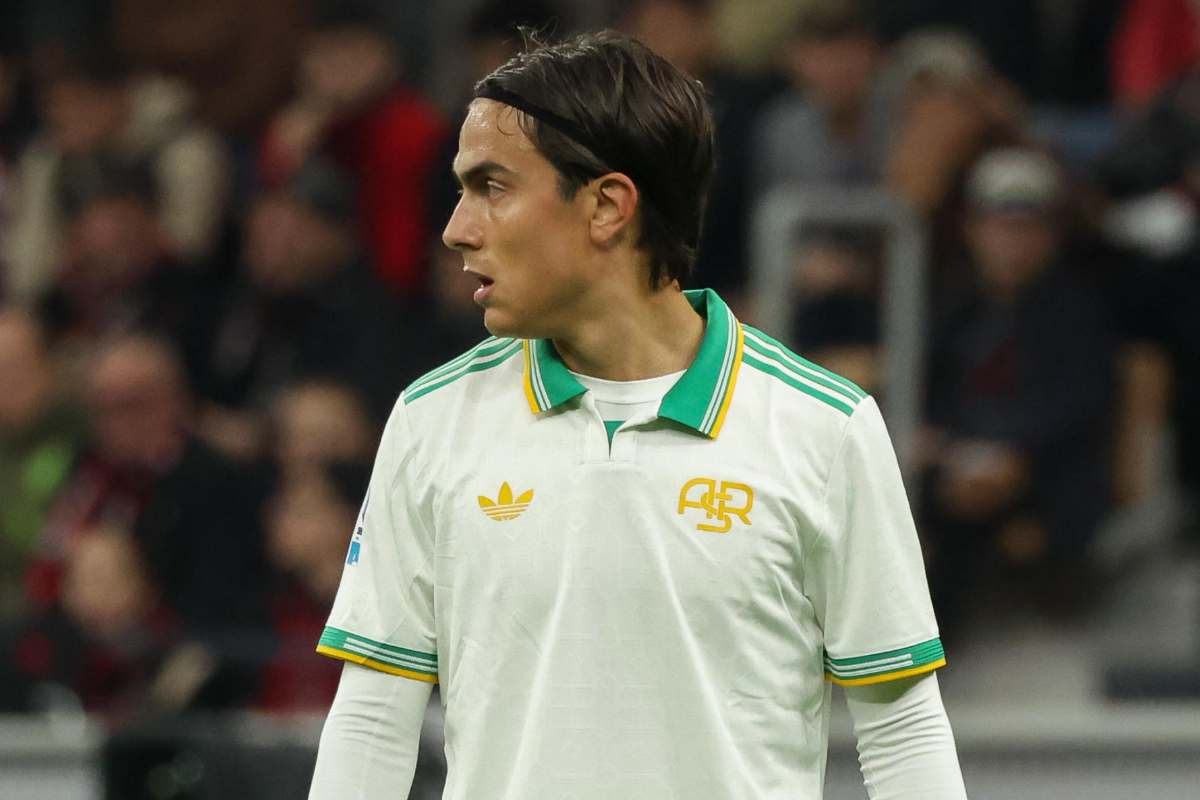 Paulo Dybala si guarda attorno