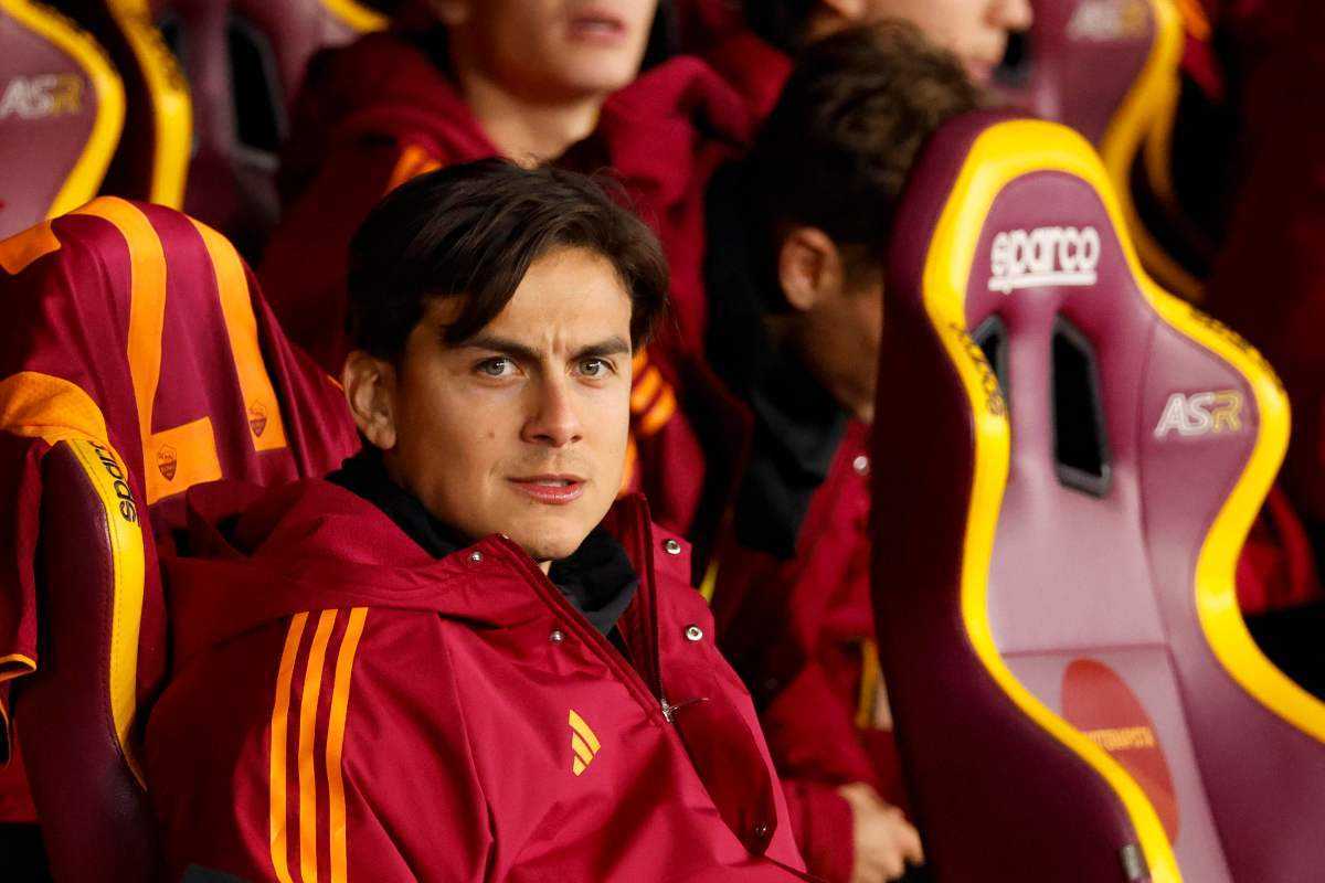 Paulo Dybala sulla panchina della Roma