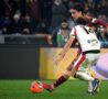 Modric affronta Dybala durante Roma-Milan