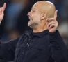 Pep Guardiola dà indicazioni in panchina