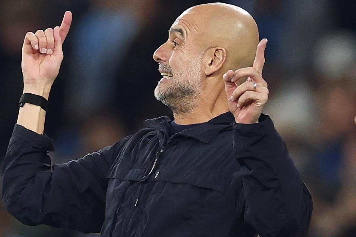 Pep Guardiola dà indicazioni in panchina