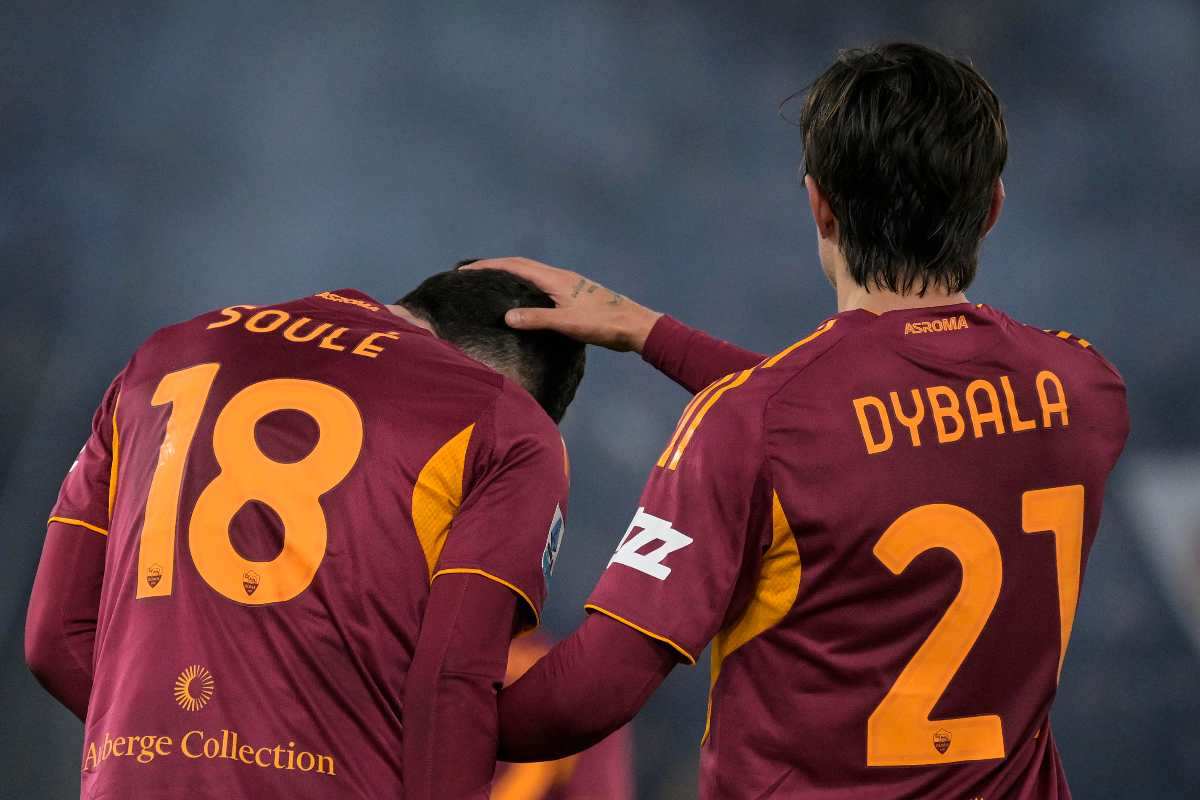 Dybala e Soulé si abbracciano