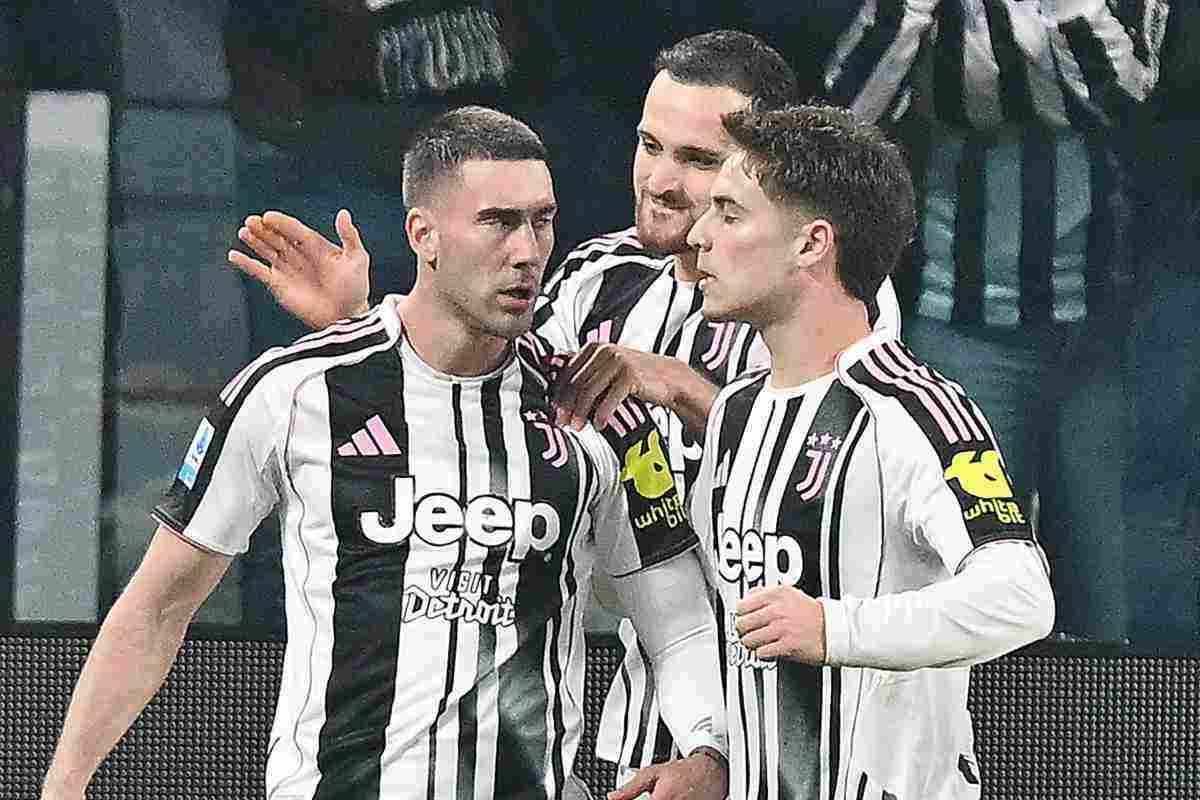 Vlahovic esulta con il resto della squadra
