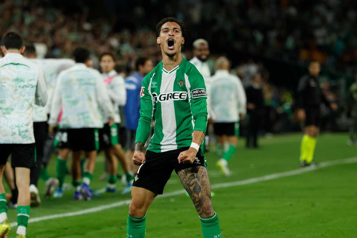 Antony esulta dopo il gol
