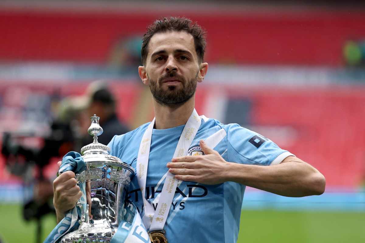 Bernardo Silva batte la mano sullo stemma del City